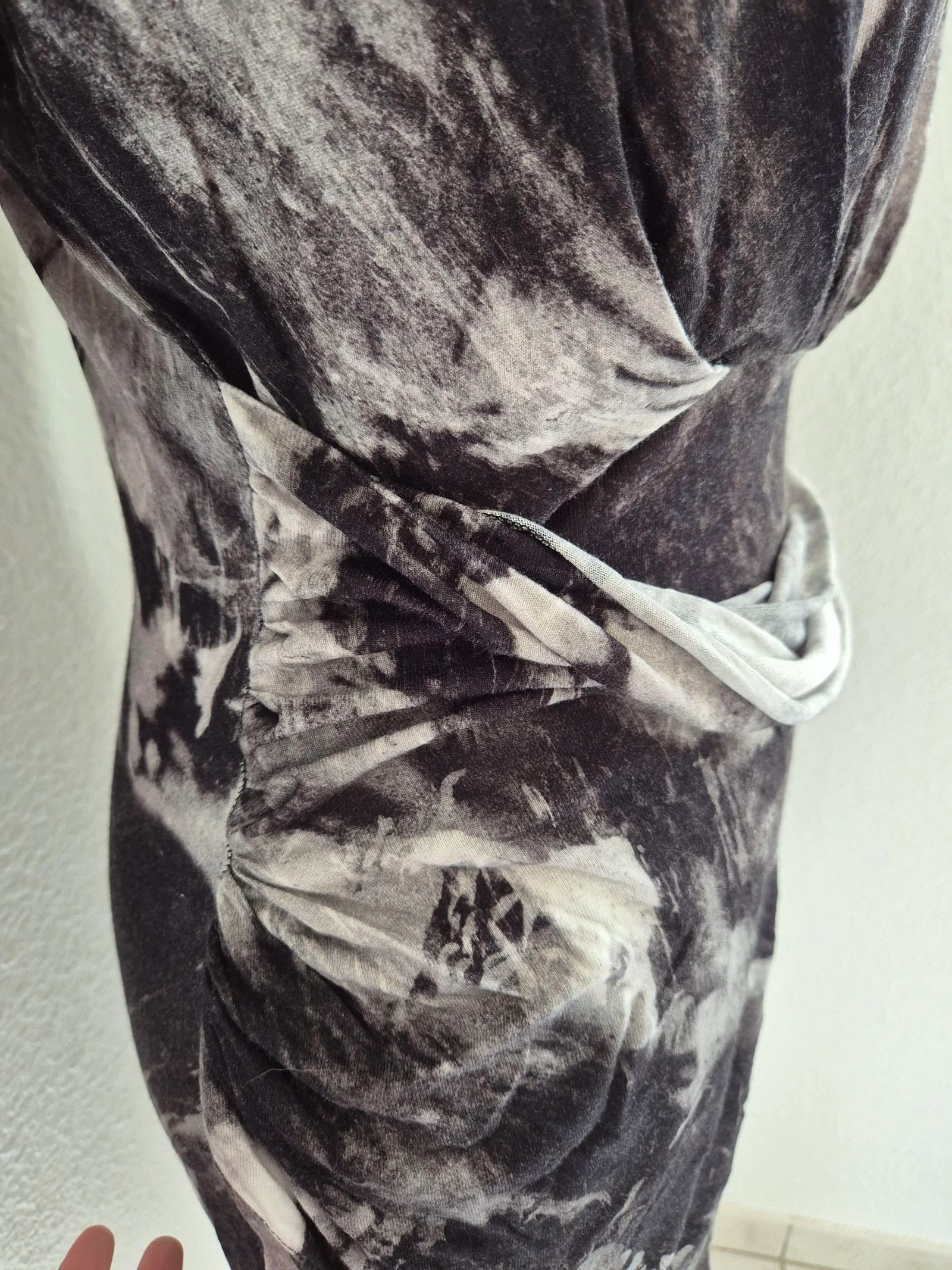 Robe Religion G 42 preta tie and dye mangas compridas decote em V drapeada chique noite 100% viscose – photo 5